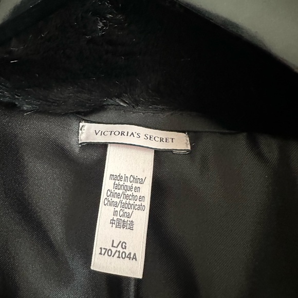 Victoria’s Secret Faux Fur Coat, size large , no longer made anymore from 2018! - Picture 4 of 5